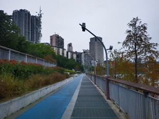 城市河畔步道风景