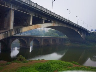 雾中河畔桥梁风景