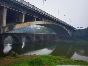 河畔桥梁风景