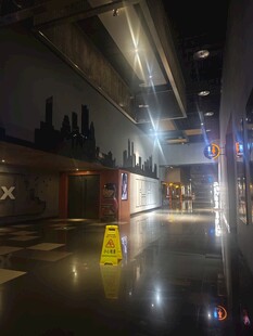 地下通道中的黄色警示锥