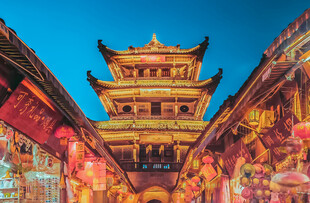 古街塔楼夜景璀璨