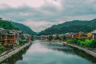 河畔古村落美景