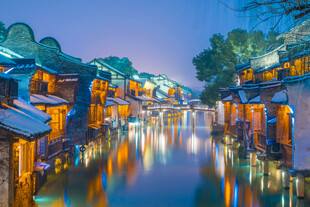 江南水乡夜景静谧迷人
