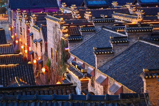 古街夜景灯火映照古民居