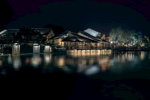 水乡夜景静谧的灯火倒影