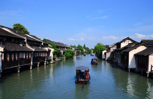 江南水乡河道小船风景