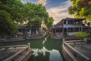 江南水乡静谧河道风景
