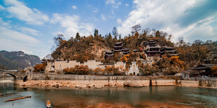 山水间的古朴建筑景观