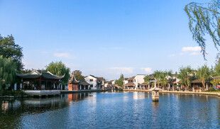 江南水乡河畔秀丽风光