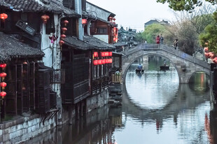 江南水乡古桥与临河建筑