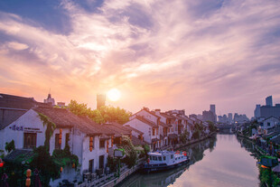河畔古居迎落日美景
