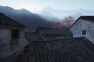 古村落晨曦中的屋舍与远山