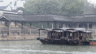 江南水乡乌篷船景致