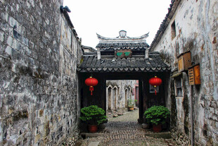 古巷中式门楼红灯笼点缀