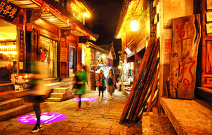 古街夜景行人漫步赏繁华