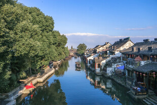 江南水乡河道旁的古朴景致