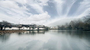 宁静湖畔风景如画