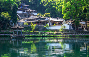 湖畔古村青山绿水相映