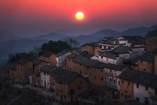 夕阳下的古朴村落