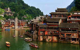 古色古香的江边传统建筑群