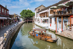 江南水乡小船悠游景象