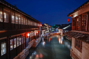 江南水乡夜幕下的静谧古街