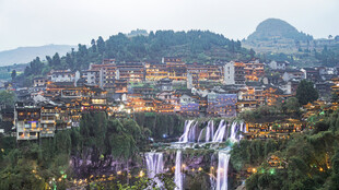 山间璀璨夜景梦幻瀑布