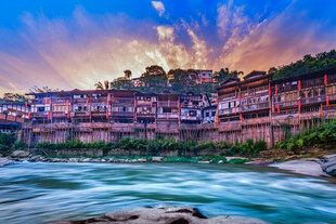 河畔古村夕阳下的宁静美景