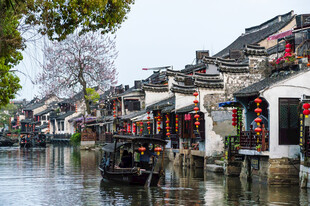 江南水乡古巷中的乌篷船