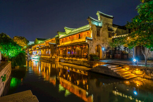 江南水乡夜景古建筑倒影
