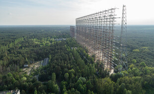 森林上空巨型金属结构