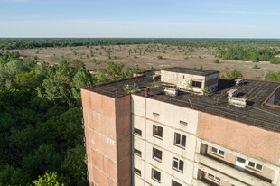 废弃高楼与周边绿植景观