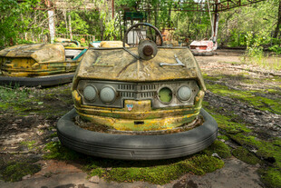 废弃碰碰车丛林中的遗落物