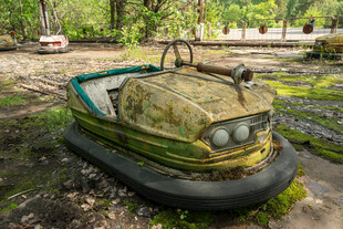 废弃碰碰车岁月痕迹尽显