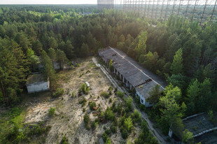 林间废弃建筑鸟瞰图