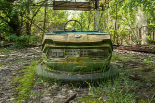 废弃林间的老旧景观设施