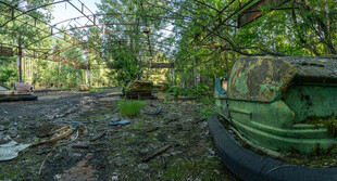 废弃林间的旧物遗迹