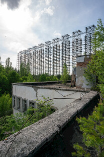 废弃工业建筑绿植环绕