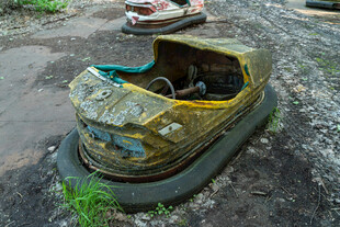 废弃的老旧碰碰车