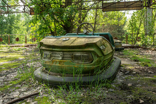 废弃丛林中的老式汽车