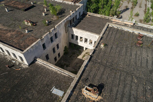 老旧建筑屋顶俯瞰景象