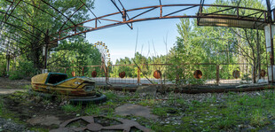 废弃游乐设施的荒芜景象