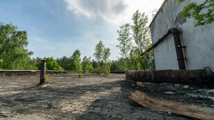 废弃场地的荒芜景象