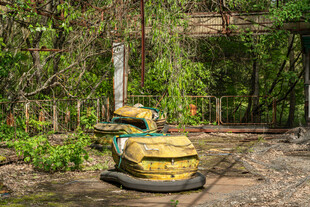 废弃游乐场中的老旧旋转设施