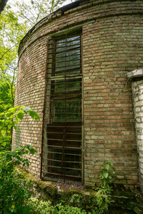 废弃圆楼被绿植环绕