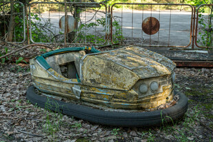 废弃碰碰车荒野中的旧影