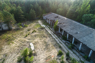 林间废弃房屋鸟瞰