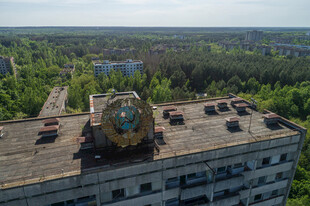 废弃楼顶上的神秘雕塑