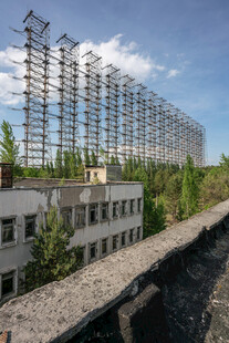 废弃雷达站与周边建筑景观