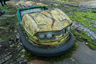 废弃碰碰车岁月痕迹尽显